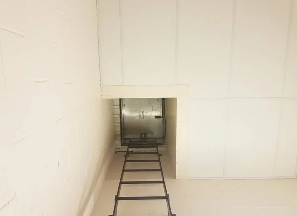 Een Metalen Ladder Die Het Plafond Gaat Witte Muren — Stockfoto