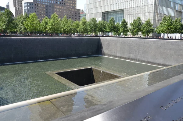 水の流れるニューヨークの記念碑または記念碑 — ストック写真