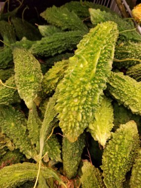 Süpermarkette yeşil kavun yığını