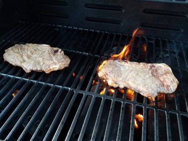 Izgarada ızgara iki sulu biftek.