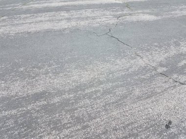 Siyah asfalt sokak, fren ve çizik izleri var.