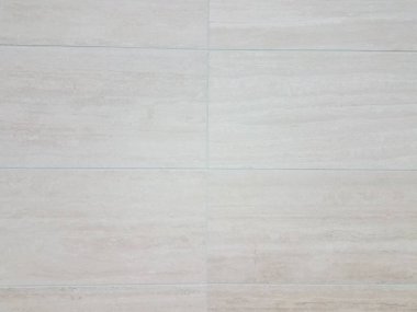 Beyaz mermer duvardaki dikdörtgenler ve çizgiler