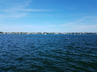Mavi deniz ya da okyanus suyu. Denizayısı yaşam alanı ve tekneler için işaretler var.