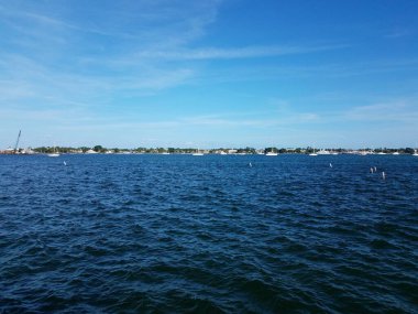 Mavi deniz ya da okyanus suyu. Denizayısı yaşam alanı ve tekneler için işaretler var.