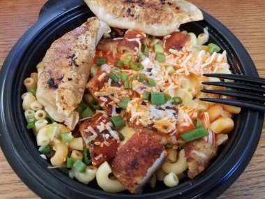 Baharatlı makarna ve peynirli tavuk ve çatallı mantı.