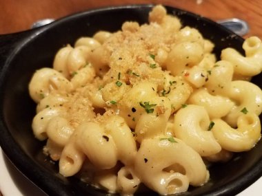 Demir tavayla peynirli makarna ve ekmek.