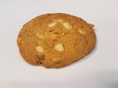 Beyaz bir yüzeyde Macadamia fındıklı kurabiye.