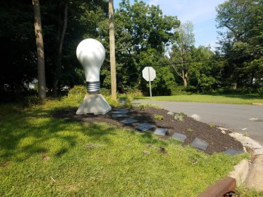 Büyük ampuller, fayanslar ve çimen ve ağaçlarla dolu bir saman.