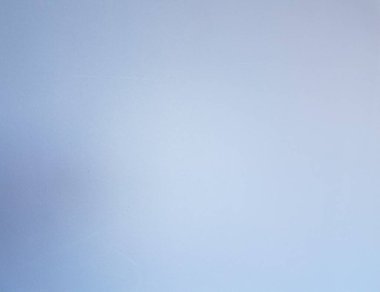 Açık mavi bir duvar, hafif bir eğimle kapanır.