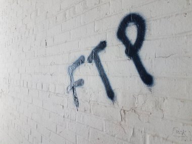 Beyaz tuğla duvara ftp sprey boya harfleri.