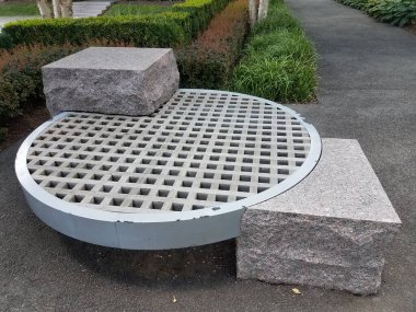 Kahverengi ahşap kafes bankı ve parkta taşlar