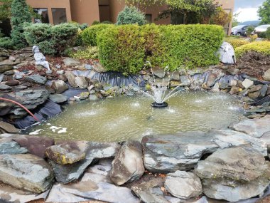 Su fıskiyesi, biraz kaya ve biraz peyzaj.