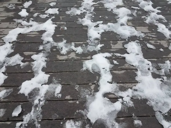 Ahşap Güvertede Zeminde Eriyen Beyaz Kar Buz — Stok fotoğraf