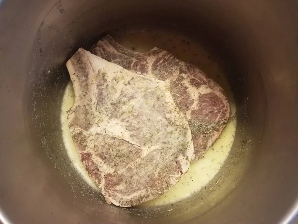 Filetes Una Olla Metal Con Aceite Adobo Condimento —  Fotos de Stock