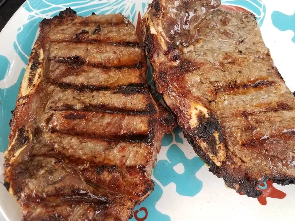 Két Szaftos Grillezett Steak Fehér Kék Tányéron — Stock Fotó