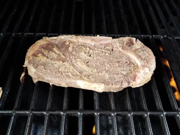 Jugoso Bistec Asado Parrilla Una Parrilla —  Fotos de Stock