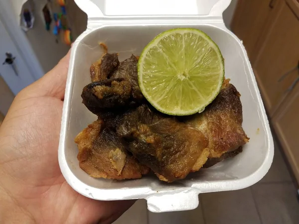 Recipiente Mano Cerdo Frito Con Cuña Lima — Foto de Stock