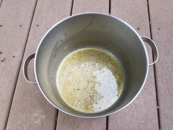 Una Olla Metal Con Aceite Oliva Condimento Cubierta Madera —  Fotos de Stock