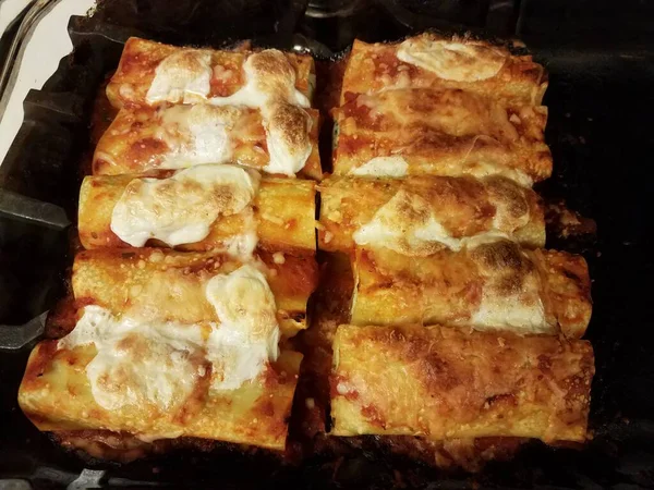 Pasta Manicotti Rellenas Horno Caliente Con Queso Tazón Vidrio Estufa — Foto de Stock