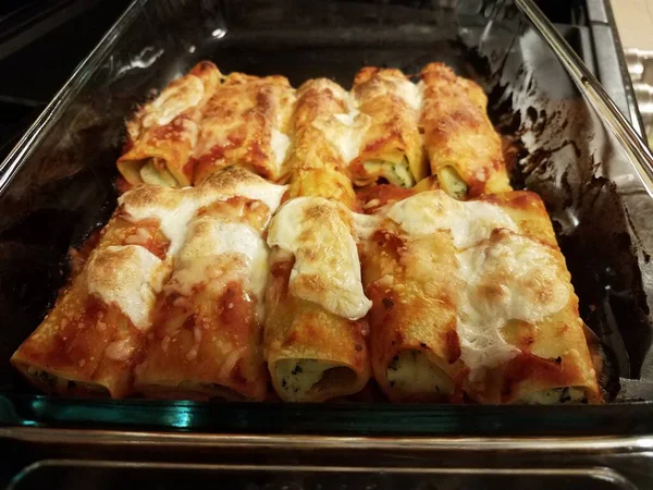 Pasta Manicotti Rellenas Horno Caliente Con Queso Tazón Vidrio Estufa — Foto de Stock