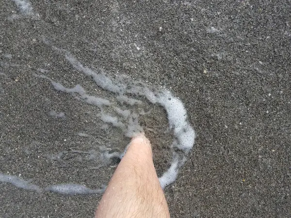 Homem Menino Perna Areia Molhada Praia Com Água — Fotografia de Stock