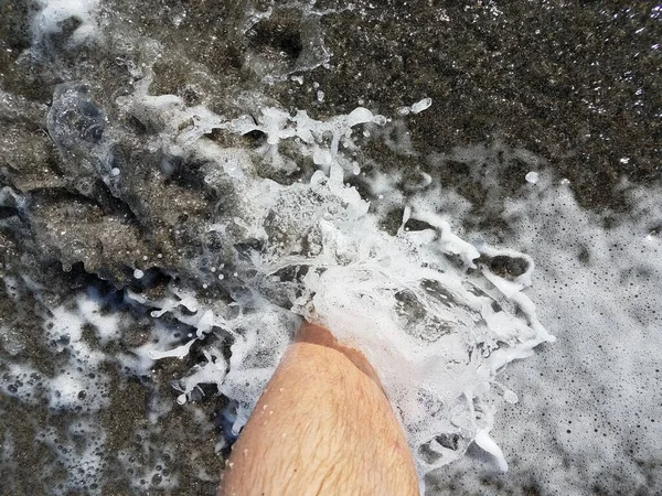 Homem Menino Perna Areia Molhada Praia Com Água — Fotografia de Stock