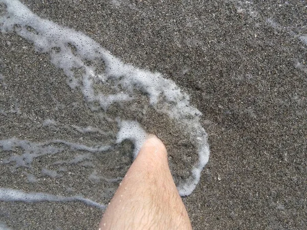 Muž Nebo Chlapec Nohy Nohy Mokrém Písku Pláži Vodou — Stock fotografie
