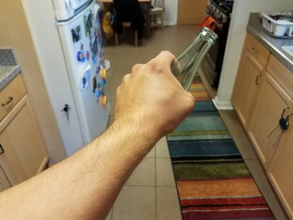 Braço Masculino Mão Segurando Garrafa Bebida Vidro Cozinha — Fotografia de Stock