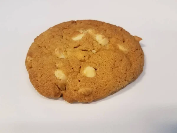 Cookie Aux Noix Macadamia Sur Une Surface Blanche — Photo