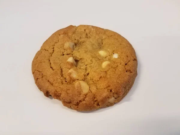 Una Galleta Nuez Macadamia Sobre Una Superficie Blanca — Foto de Stock