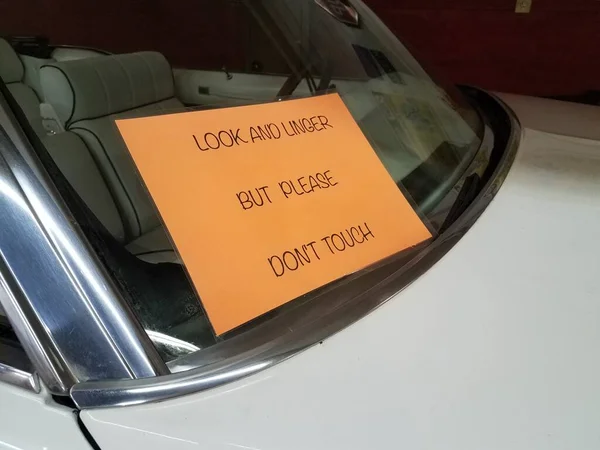 请不要在汽车挡风玻璃上碰标牌 — 图库照片