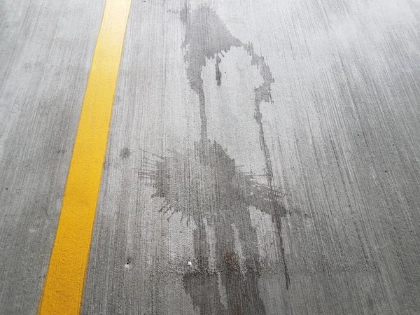 Mancha Líquida Derramamiento Espacio Estacionamiento Cemento Gris Con Línea Amarilla — Foto de Stock