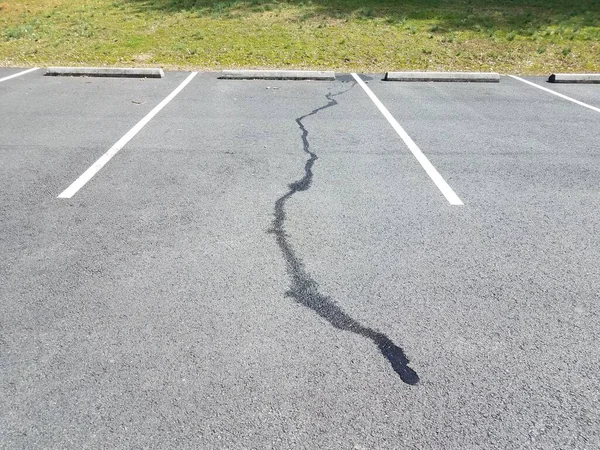 Derramamento Líquido Fluindo Pavimento Preto Espaço Estacionamento — Fotografia de Stock