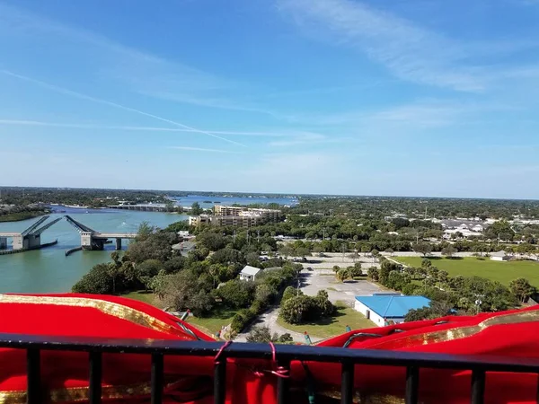 Blick Vom Leuchtturm Florida Mit Roter Weihnachtsbogendekoration Und Wasser — Stockfoto