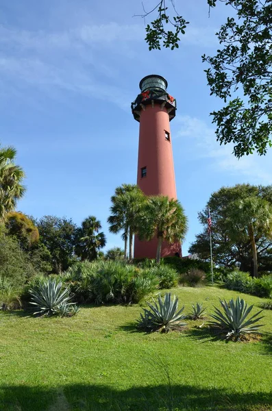 Tall Red Brick Lighthouse Green Grass Trees — Stock Photo, Image