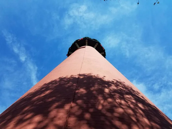 Sockel Eines Hohen Roten Leuchtturms Mit Weihnachtsdekoration Und Blauem Himmel — Stockfoto
