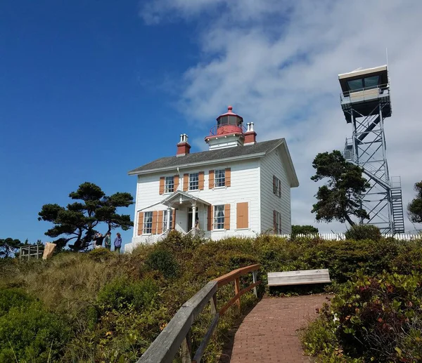 Yaquina Bay Világítótorony Newportban Oregonban Fákkal Padokkal — Stock Fotó