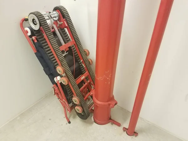 Red Pipes Red Emergecny Lift Taking People Stairs — Stock Photo, Image