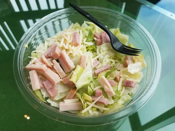 Salada Alface Presunto Com Queijo Recipiente Plástico Uma Mesa Vidro — Fotografia de Stock