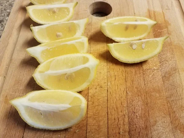 Cuñas Limón Rodajas Frutas Una Tabla Cortar Húmeda — Foto de Stock