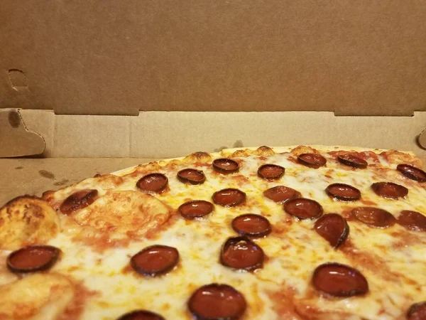 Egy Nagy Zsíros Pepperoni Pizza Kartondobozban — Stock Fotó