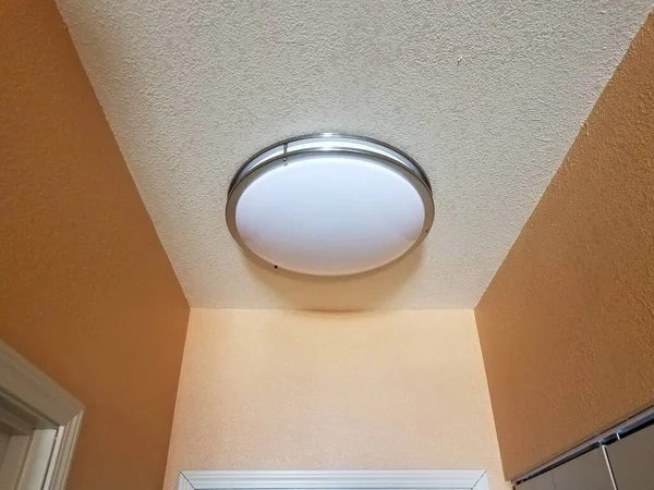 Grande Luce Circolare Sul Soffitto Camera Albergo Con Pareti Arancioni — Foto Stock