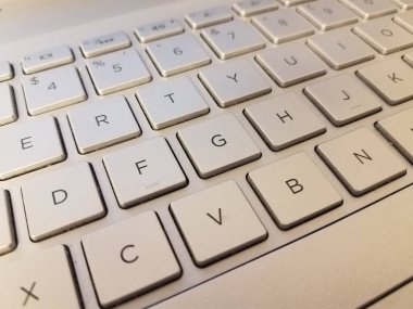 Bilgisayarda harfli veya anahtarlı gümüş metal tuş takımı