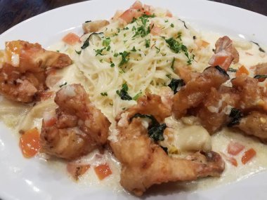 İtalyan makarnası, kızarmış karides ve sarımsak ve domatesli sos.