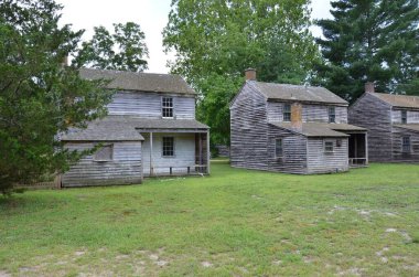 Eski ahşap hayalet şehir evleri ya da otlu ya da çimenli kulübeler