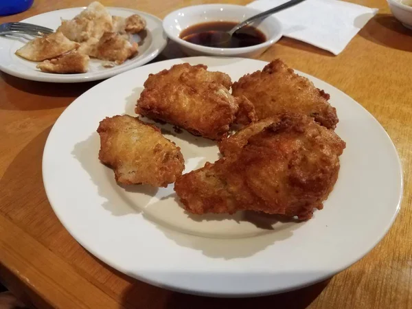 Stekt Koreansk Kyckling Och Dumplings Och Sojasås Tallriken Bordet — Stockfoto