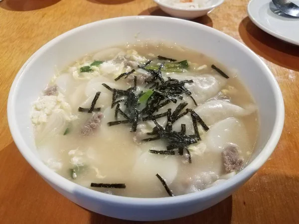 テーブルの上には餃子と海苔が盛られた韓国スープ — ストック写真