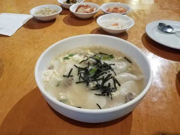 Soupe Coréenne Avec Boulettes Algues Dans Bol Sur Table — Photo