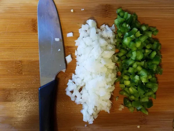 Cuchillo Cebolla Pimiento Verde Tabla Cortar Madera — Foto de Stock