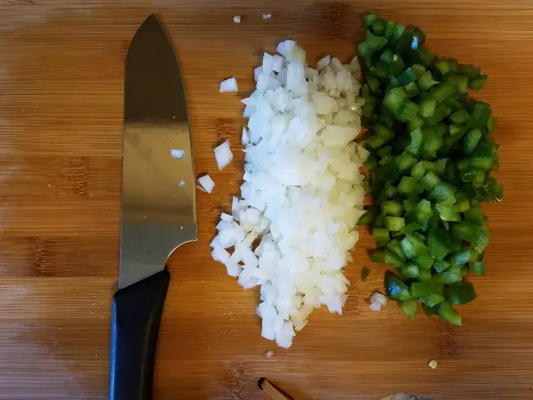 Kniv Och Lök Och Grön Paprika Trä Skärbräda — Stockfoto